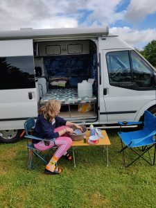 Afwassen in de regen